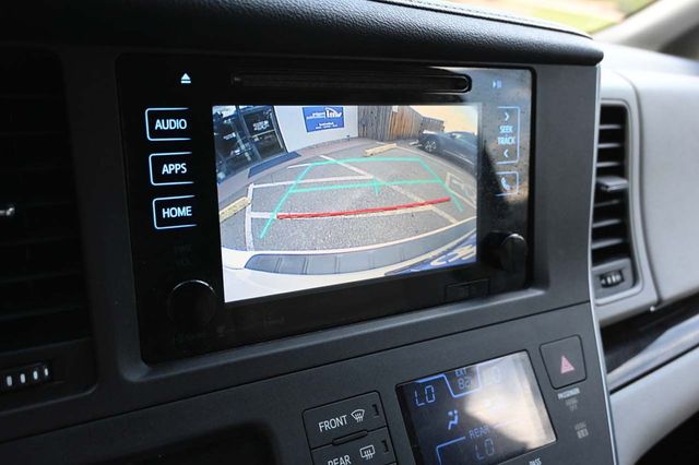 2017 Toyota Sienna XLE Premium FWD 8-Passenger - 22909622 - 37