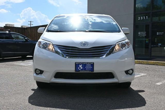 2017 Toyota Sienna XLE Premium FWD 8-Passenger - 22909622 - 3