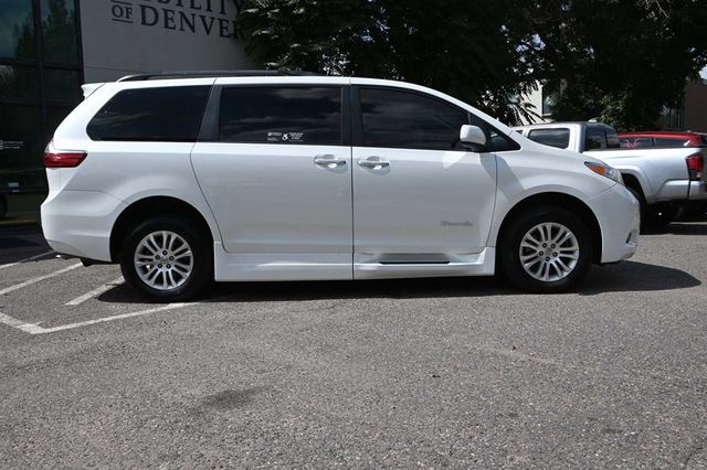 2017 Toyota Sienna XLE Premium FWD 8-Passenger - 22909622 - 4