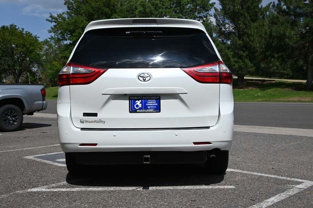 2017 Toyota Sienna XLE Premium FWD 8-Passenger - 22909622 - 6