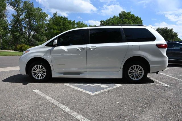 2017 Toyota Sienna XLE Premium FWD 8-Passenger - 22909622 - 8