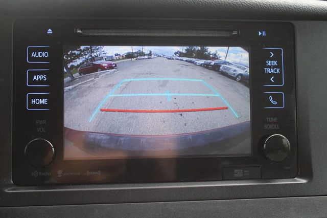 2017 Toyota Sienna XLE Premium FWD 8-Passenger - 22912350 - 32