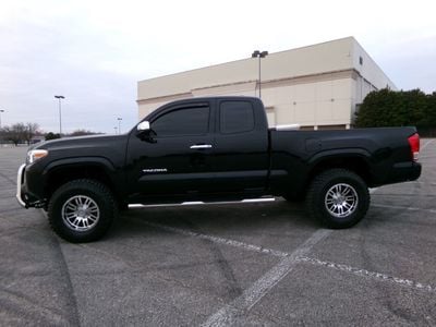 2017 Toyota Tacoma SR's photo