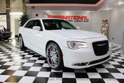 Chrysler 300's photo