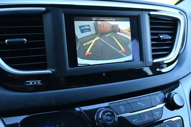 2018 Chrysler Pacifica Touring L FWD - 22922593 - 36