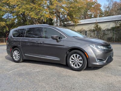2018 Chrysler Pacifica Touring L's photo