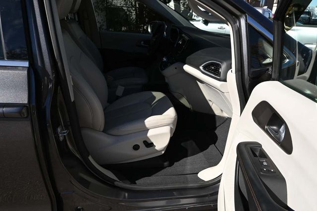 2018 Chrysler Pacifica Touring L Plus FWD - 22940398 - 14