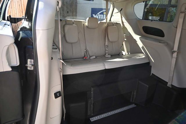 2018 Chrysler Pacifica Touring L Plus FWD - 22940398 - 19