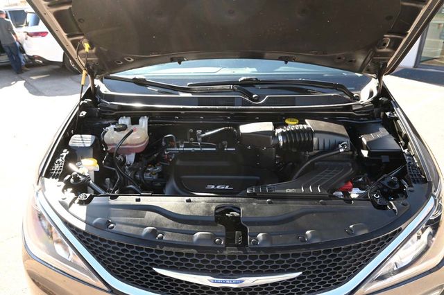 2018 Chrysler Pacifica Touring L Plus FWD - 22940398 - 34