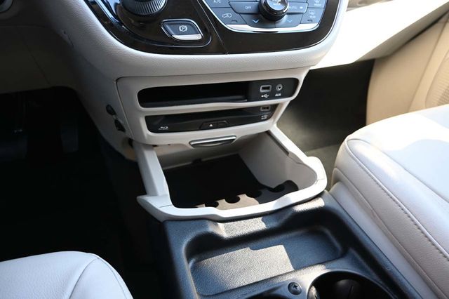 2018 Chrysler Pacifica Touring L Plus FWD - 22940398 - 37