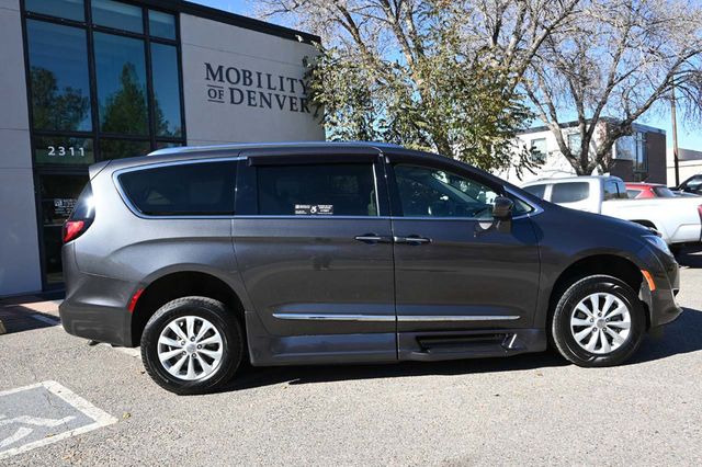 2018 Chrysler Pacifica Touring L Plus FWD - 22940398 - 4
