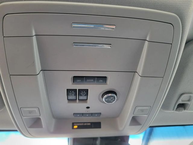 2018 GMC Yukon XL Denali Sport Utility 4D - 22932913 - 42