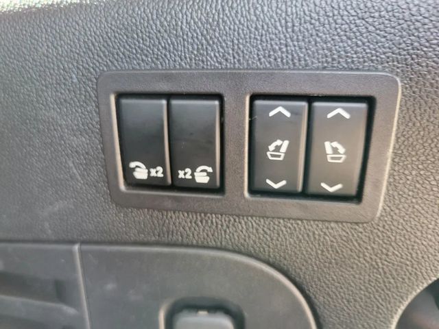 2018 GMC Yukon XL Denali Sport Utility 4D - 22932913 - 44