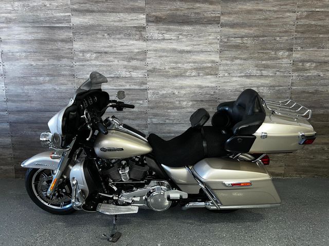 2018 Harley-Davidson FLHTCU Ultra Classic Electra Glide SUPER CLEAN! - 22839231 - 10