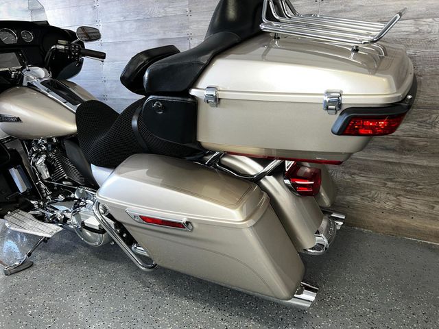 2018 Harley-Davidson FLHTCU Ultra Classic Electra Glide SUPER CLEAN! - 22839231 - 11