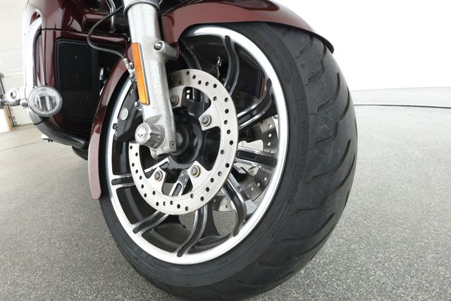2018 Harley-Davidson Road Glide Ultra with Milwaukee-Eight 107 Engine - 22900549 - 24