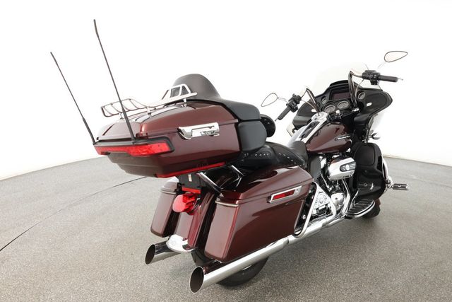2018 Harley-Davidson Road Glide Ultra with Milwaukee-Eight 107 Engine - 22900549 - 4
