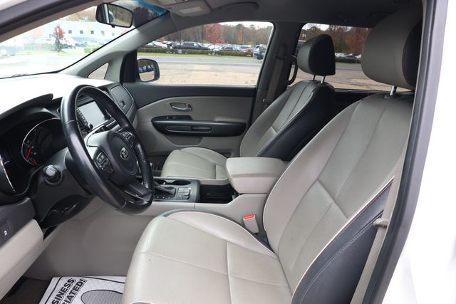 2018 Kia Sedona LX with Essentials Premium Package - 22939890 - 19