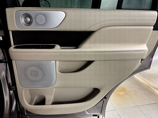 2018 Lincoln Navigator RESERVE 4WD - 22935522 - 17