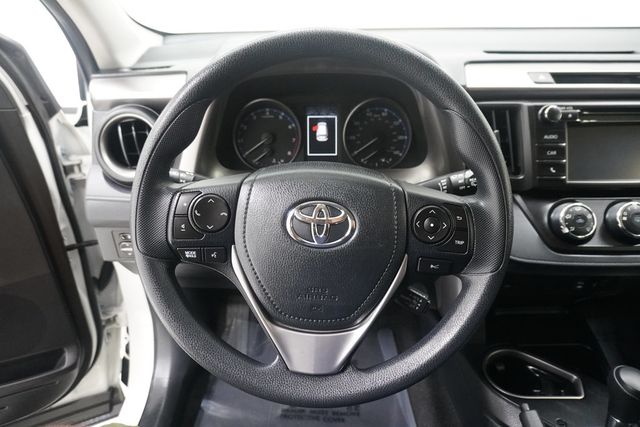 2018 Toyota RAV4 LE FWD - 22928932 - 13