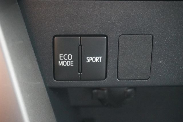 2018 Toyota RAV4 LE FWD - 22928932 - 16