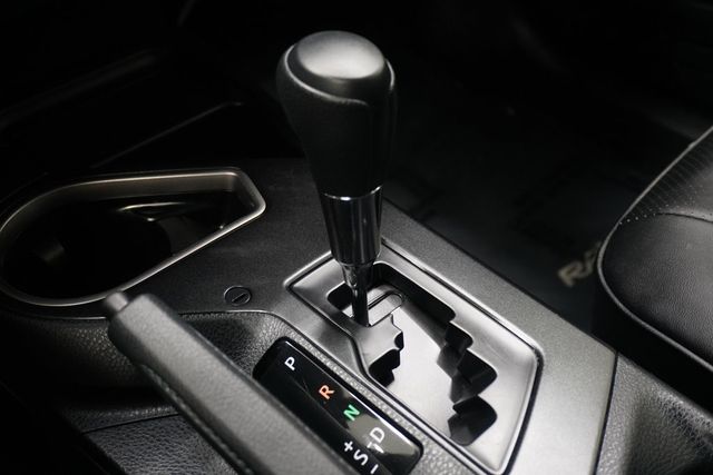 2018 Toyota RAV4 LE FWD - 22928932 - 17