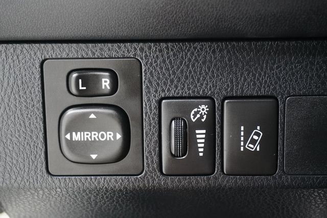 2018 Toyota RAV4 LE FWD - 22928932 - 19