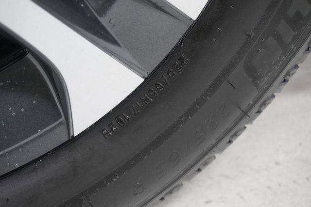 2018 Toyota RAV4 LE FWD - 22928932 - 23