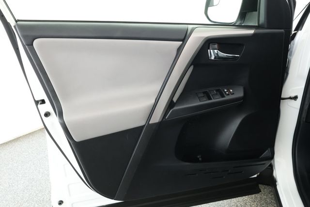 2018 Toyota RAV4 Hybrid XLE AWD with Heated Seats - 22918385 - 8