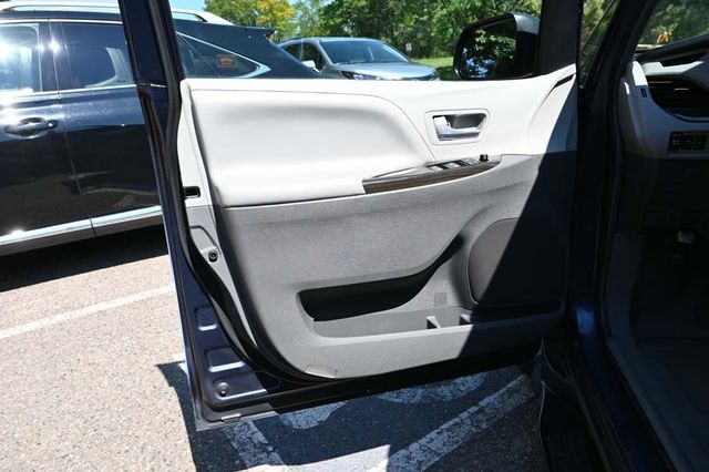2018 Toyota Sienna XLE Automatic Access Seat FWD 7-Passenger - 22911141 - 29