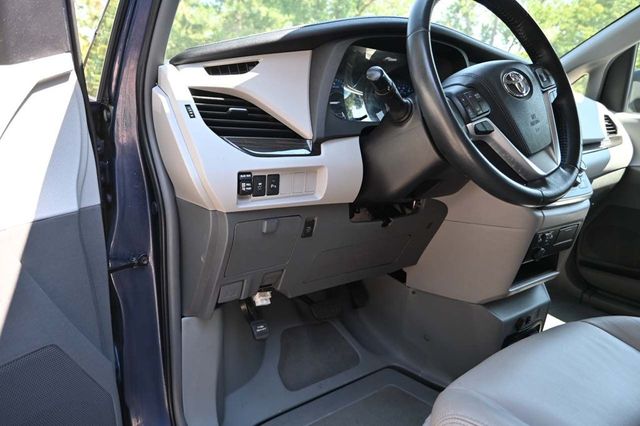 2018 Toyota Sienna XLE Automatic Access Seat FWD 7-Passenger - 22911141 - 30