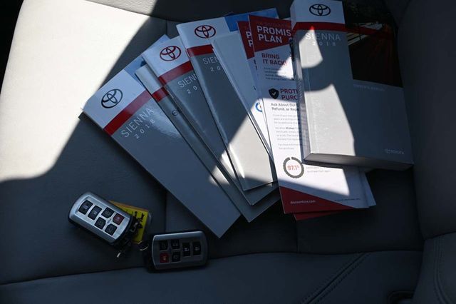 2018 Toyota Sienna XLE Automatic Access Seat FWD 7-Passenger - 22911141 - 38