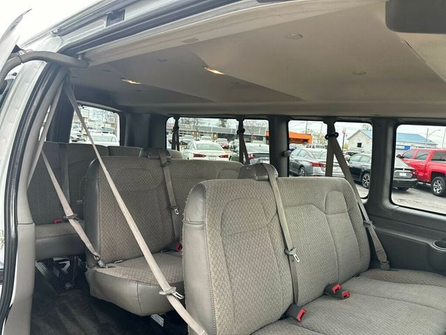 2019 Chevrolet Express Passenger RWD 3500 155" LT - 22378510 - 32