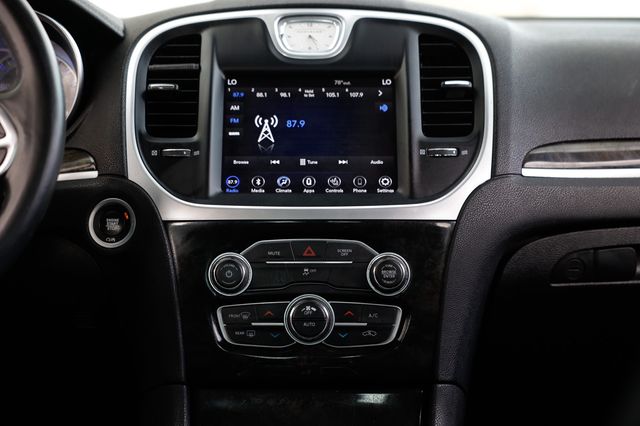 2019 Chrysler 300 Limited RWD - 22818514 - 38