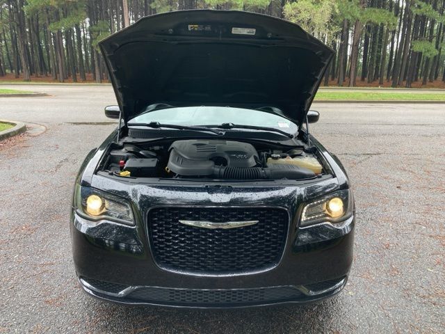 2019 Chrysler 300 Touring - 22919956 - 19