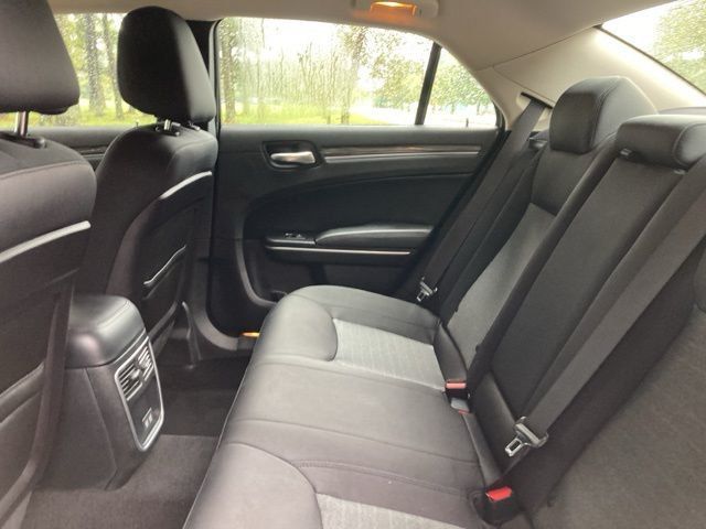 2019 Chrysler 300 Touring - 22919956 - 21