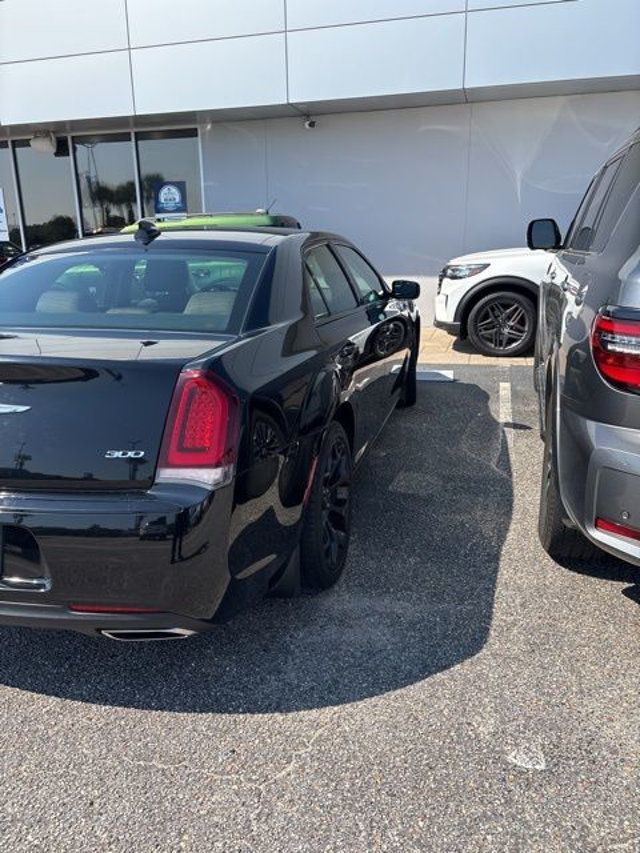 2019 Chrysler 300 Touring - 22919956 - 3