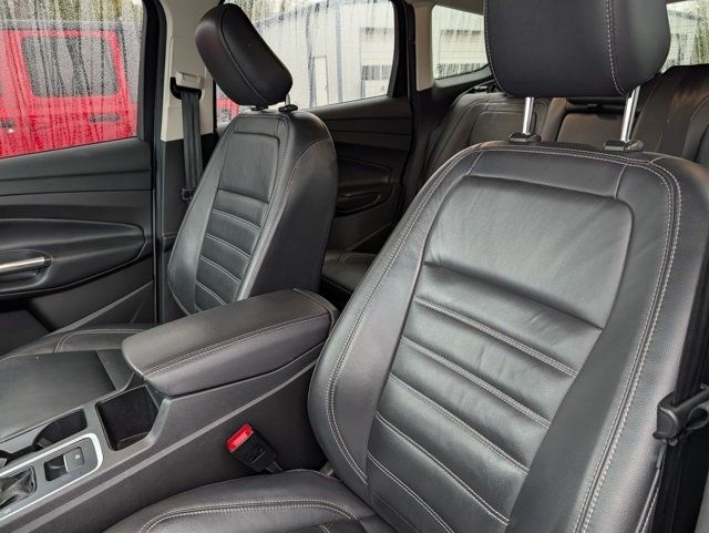 2019 Ford Escape Titanium 4WD - 22937285 - 9