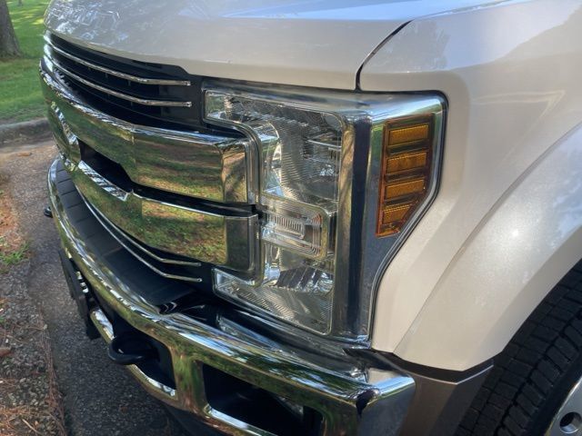 2019 Ford Super Duty F-450 DRW LARIAT 4WD Crew Cab 8' Box - 22930639 - 10