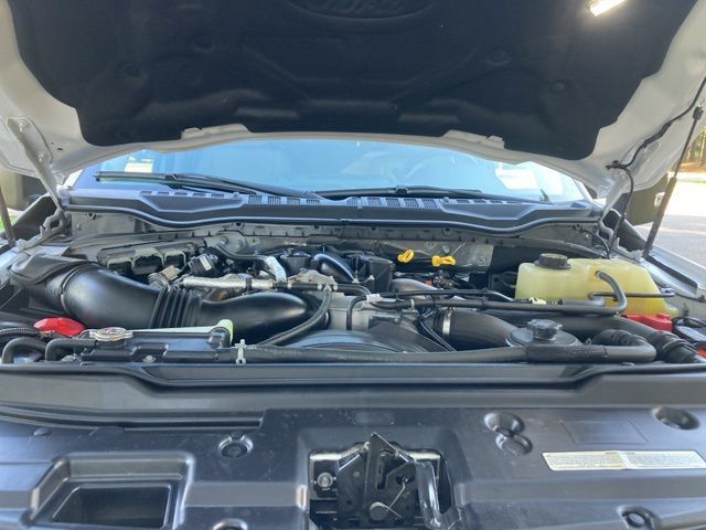 2019 Ford Super Duty F-450 DRW LARIAT 4WD Crew Cab 8' Box - 22930639 - 19