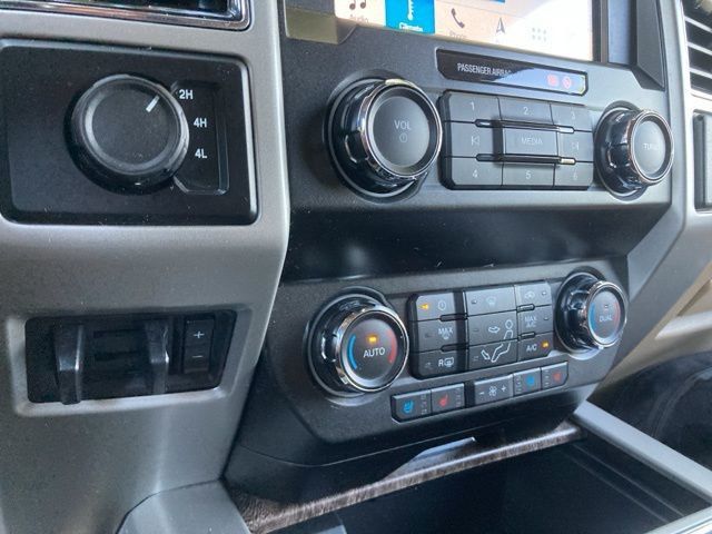 2019 Ford Super Duty F-450 DRW LARIAT 4WD Crew Cab 8' Box - 22930639 - 31