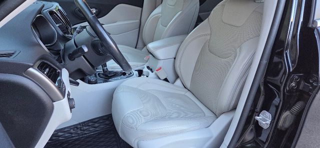 2019 Jeep Cherokee 4x4 LOADED Nav Htd Leather Pano Roof CLEAN 615-300-6004 - 22935896 - 11