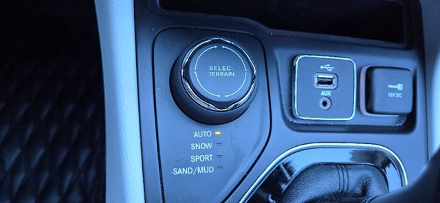 2019 Jeep Cherokee 4x4 LOADED Nav Htd Leather Pano Roof CLEAN 615-300-6004 - 22935896 - 27