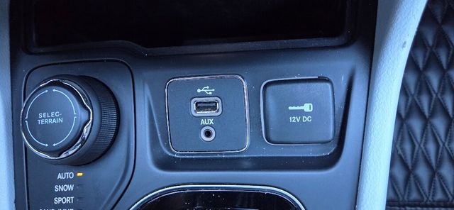 2019 Jeep Cherokee 4x4 LOADED Nav Htd Leather Pano Roof CLEAN 615-300-6004 - 22935896 - 28