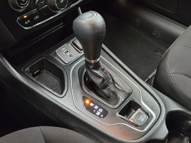 2019 Jeep Cherokee Latitude FWD - 22929307 - 19
