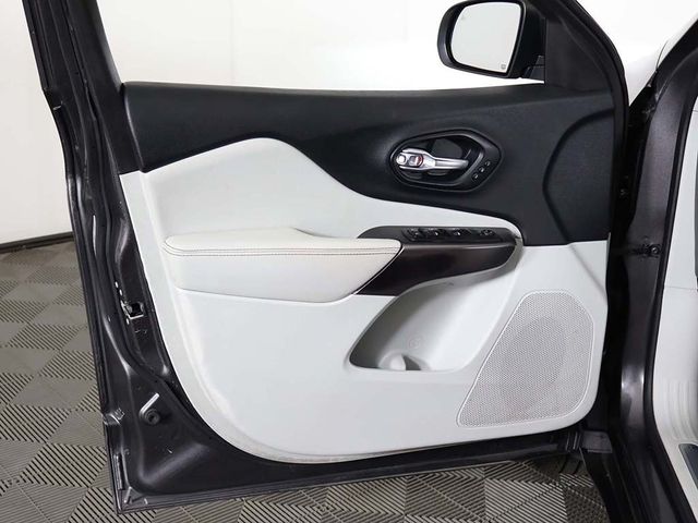 2019 Jeep Cherokee Overland 4x4 - 22935328 - 26