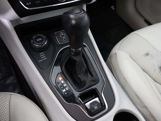 2019 Jeep Cherokee Overland 4x4 - 22935328 - 54