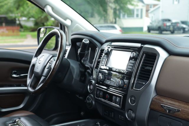 2019 Nissan Titan 4x4 Crew Cab Platinum Reserve - 20964035 - 17