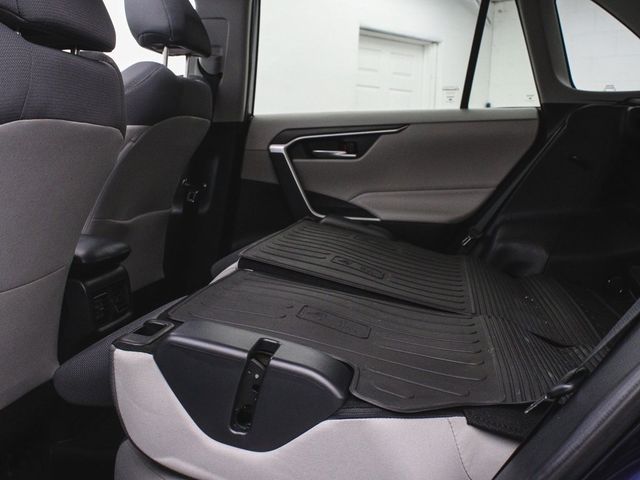 2019 Toyota RAV4 XLE - 22935982 - 32