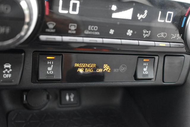 2019 Toyota RAV4 XLE Premium AWD - 22899654 - 11